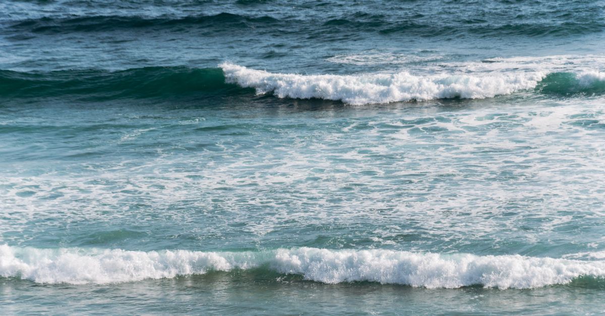 Serene ocean waves crashing on the coast of Ireland, creating a tranquil seascape.